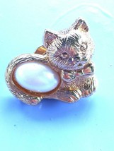 Vintage Collectible Gold color with Faux Pearl, BUBBLE BELLY  CAT Brooch1&quot;  AVON - £9.48 GBP