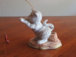 Vintage Enesco Cat Fishing Pole Figurine Gray Tabby Catching Fish Bucket... - $267.63 MXN