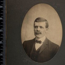 Cabinet Scheda Fotografia Elegante Mezzo Invecchiato Man IN Suit Spesso Mustache - £29.81 GBP