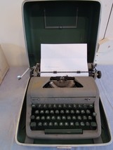 Vintage 1950&#39;s Royal Quiet De Luxe  Typewriter Green Keys With Case - £104.88 GBP