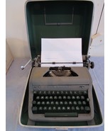 Vintage 1950&#39;s Royal Quiet De Luxe  Typewriter Green Keys With Case - $183.25 CAD