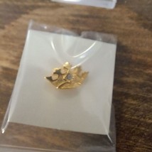 Crown gold tone brooch AVON - £10.84 GBP