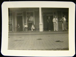1930s Old Virgina Hotel Porch, Women Sit, Men Standing Photo B&amp;W Snapshot - £2.33 GBP
