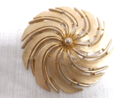Sarah Coventry 2 7/16&quot; Swirl Brooch Open Work Pin Pinwhel Round Shield Gold Tone - £11.74 GBP