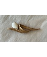 Vintage Sarah Coventry 1962 &quot;Solitude&quot; Brooch - Milk Glass Gold Floral P... - $148.30 MXN