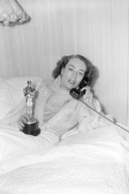 Joan Crawford Classic Shot in Bed Holding Oscar Academy Award Statue 18x24 Poste - £18.84 GBP