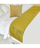 The HomeCentric Velvet Chartreuse Decorative Bed Runner and Pillow Cover... - €54,54 EUR+