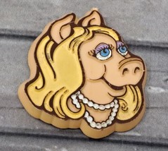 Miss Piggy Pinback Button The Muppets 1979 Jim Henson Associates Pig Muppet VTG - £5.12 GBP