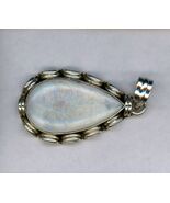 Pendente In Pietra Di Luna Montato In Cornice D'Argento Con Design A Goccia - $43.50