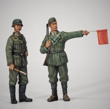 1/35 2pcs Resin Model Kit German &amp; Italian Soldiers Checkpoint WW2 Unpainted - £9.25 GBP