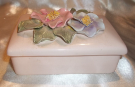 Vtg Vanity Trinket Jewel Box Delicate Raised Pottery Flowers Spaghetti Stamen - £11.31 GBP