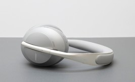 Bose 700 Wireless Noise Cancelling Headphones image 4