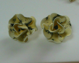 Vintage Cream &amp; Black Spattered Enamel Flower/Rose Clip-on Earrings - £14.21 GBP