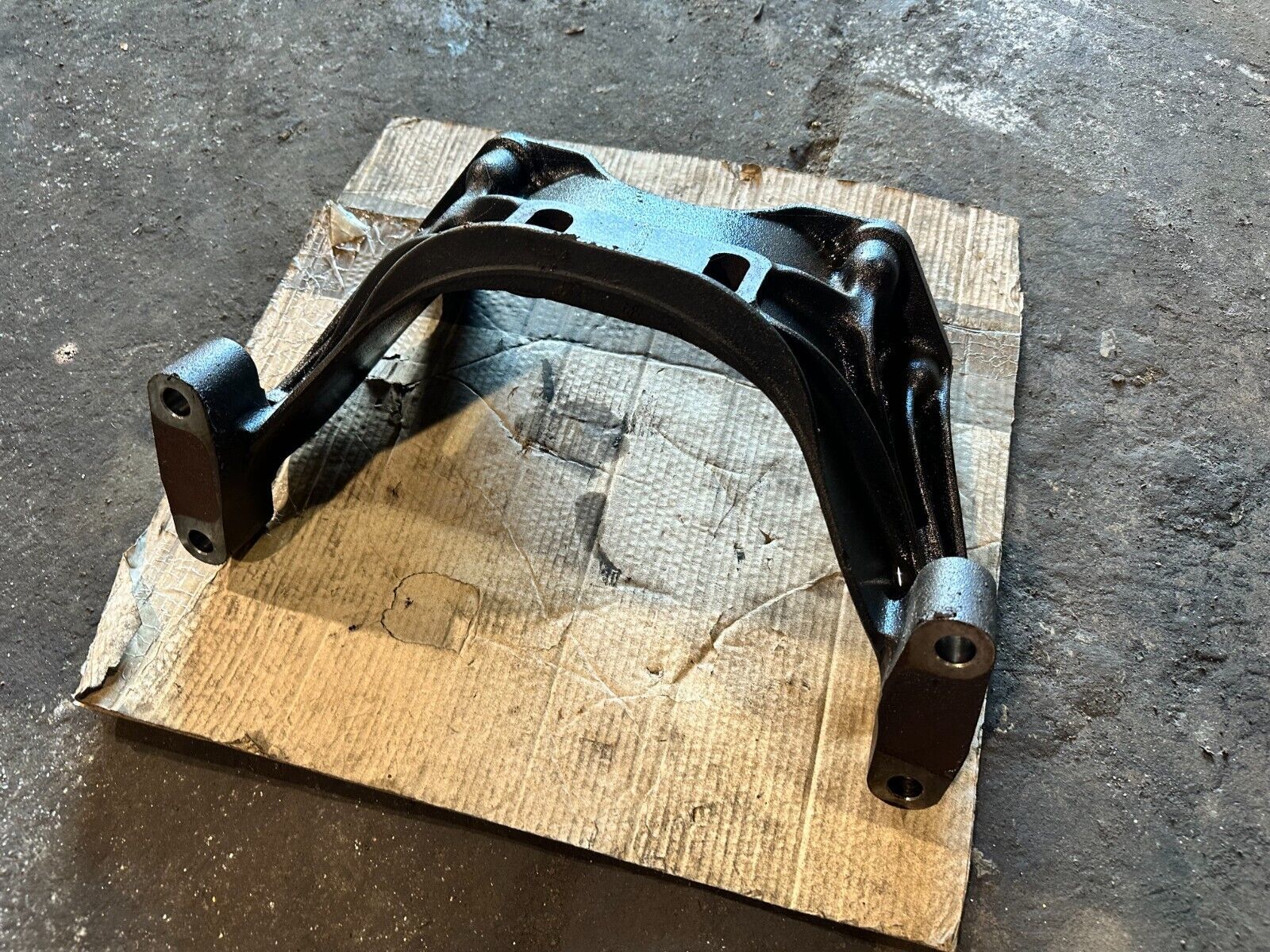 Detroit DD15 Diesel Engine Mount 4722231004 OEM - $186.65