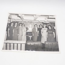 Vintage Photo Groupe De Femmes En Église sous-Sol 1950&#39;s - $33.65