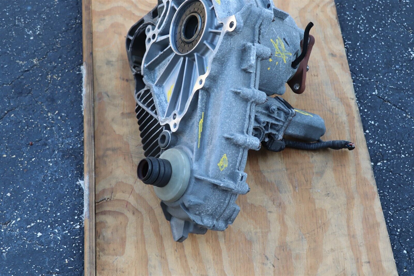 0713 BMW E70 E71 X5 X6 Xdrive35i Transfer Case W/ Transfer Motor