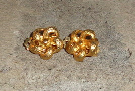 Vtg Gold Tone Brushed Metal Texture Flower Clip Earrings Small Costume J... - £8.49 GBP