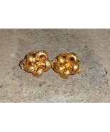 Vtg Gold Tone Brushed Metal Texture Flower Clip Earrings Small Costume J... - £8.55 GBP