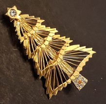 Monet Christmas Tree Pin Gold Plated Wire Wrap  2 1/4&quot; VTG Spinnerette Brooch - £15.63 GBP