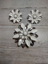 Vintage Sarah Coventry Metal Flower Silver Tone &amp; White Brooch &amp; Earring Set - £26.42 GBP