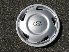 One factory 1992 Hyundai Scoupe 14 inch hubcap wheel cover - £12.39 GBP