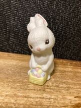 Vintage 1982 HALLMARK 2-1/8&quot; Ceramic Easter Bunny Rabbit Egg Basket Figu... - $177.17 MXN