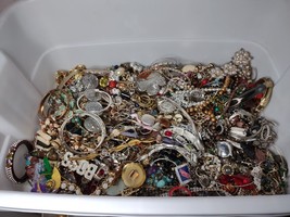 17 Pounds Of Scrap Jewelry For Crafting - £43.90 GBP