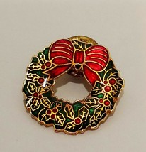 Christmas Wreath Bow Holiday Brooch Lapel Pin  1&quot; Gold Tone Green Red Taiwan  - £12.54 GBP