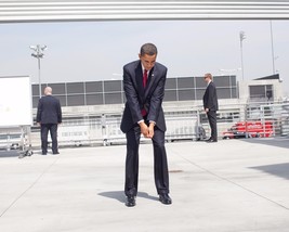 President Barack Obama practices his golf swing in California Photo Print - £6.98 GBP+