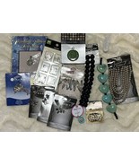 Lot 30 Carded Jewelry Making Items Beads Charms Pendants NWT - $30.86 CAD