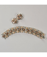 Moonglow Lucite Bracelet, Diamond Shape, Wide Gold Vintage Pearly Jewelry - €32,90 EUR