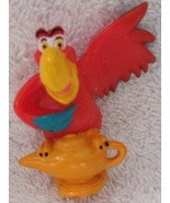 Disney Aladen Lago Sitting On Genie Lamp Figure Mini Toy - $74.63 MXN