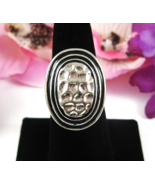 Vintage RING OVAL Hammered-Look  Black Enamel Details Silvertone Metal S... - $28.51 CAD