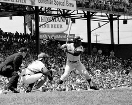 Hank Aaron &amp; Johnny Bench 8X10 Photo Atlanta Braves Reds Baseball Mlb Picture Bw - £3.95 GBP