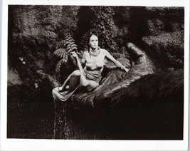 King Kong 1976 8x10 photo Jessica Lange sits in Kong&#39;s hand - £9.59 GBP