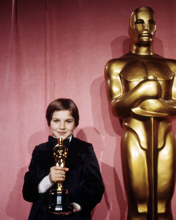 Tatum O'Neal 16x20 Poster holding Academy Award 1973