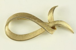 Vintage Costume Jewelry TRIFARI Gold Tone Metal Brushed Ribbon Twist Brooch Pin - £13.33 GBP