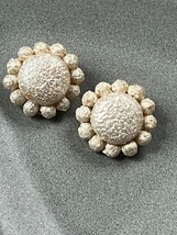 Vintage Large Bumpy Textured Cream Flower Button Bead Clip Earrings – 1 and 1/8t - £9.07 GBP