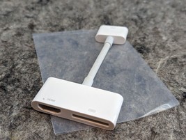 GENUINE Apple - Digital A/V Adapter - White 30pin EXCELLENT MD098ZM/A (K2) - £3.89 GBP