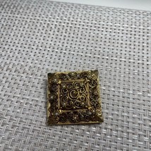 Intricate Gold Brooch - $180.84 MXN