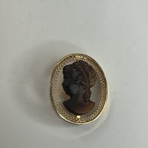 Elegant Vintage Cameo Brooch Root Beer Gold Tone Filigree Oval Frame Jew... - $30.11 CAD