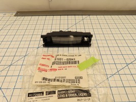 Toyota 81691-02041 License Plate Tag Light Lamp Housing Left LH - $550.11 MXN