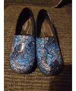 EC Women&#39;s Easy Works 7 M Lyndee Blue Pop Pattern Slip-Resistant Clogs - $354.17 MXN