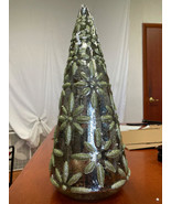 MSRP $66 Holiday Lane Shimmer and Light Glass Tabletop Tree Decor - $360.17 MXN