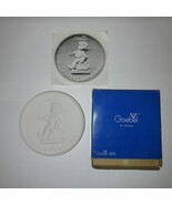 Vintage 1976 Goebel Collectors&#39; Club Member White Medallion w/Note and Box - $318.09 MXN