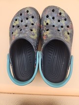 Crocs J3 Kids Classic Tie-Dye Graphic Clog turquoise tonic multi Shoes girls  - £9.56 GBP