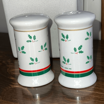 Hallmark Holly Leaves With Berries Salt &amp; Pepper Shakers 1989 - £10.87 GBP
