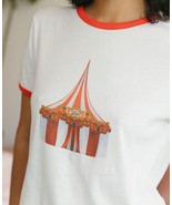 Lisa Says Gah Cirque Circus Big Top Print Tee White &amp; Red Ringer Sz S - $1,098.51 MXN
