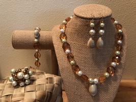 Green Round Top Cowry Jewel Set,Seashell Jewels,Hawaiian Jewelry,Polynesian Wear - £70.34 GBP