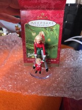 2001 Hallmark Keepsake Ornament  Barbie and Kelly on the Ice QXI6915 - $167.11 MXN
